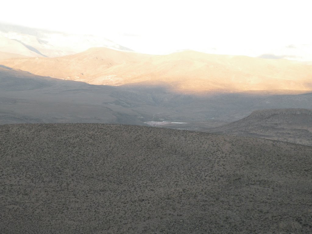 Laguna Roja entre los cerros by Héctor Rivera Lagos