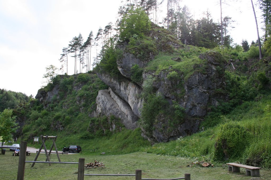 Kletterfelsen am Spielplatz Obertrubach by HennerJung