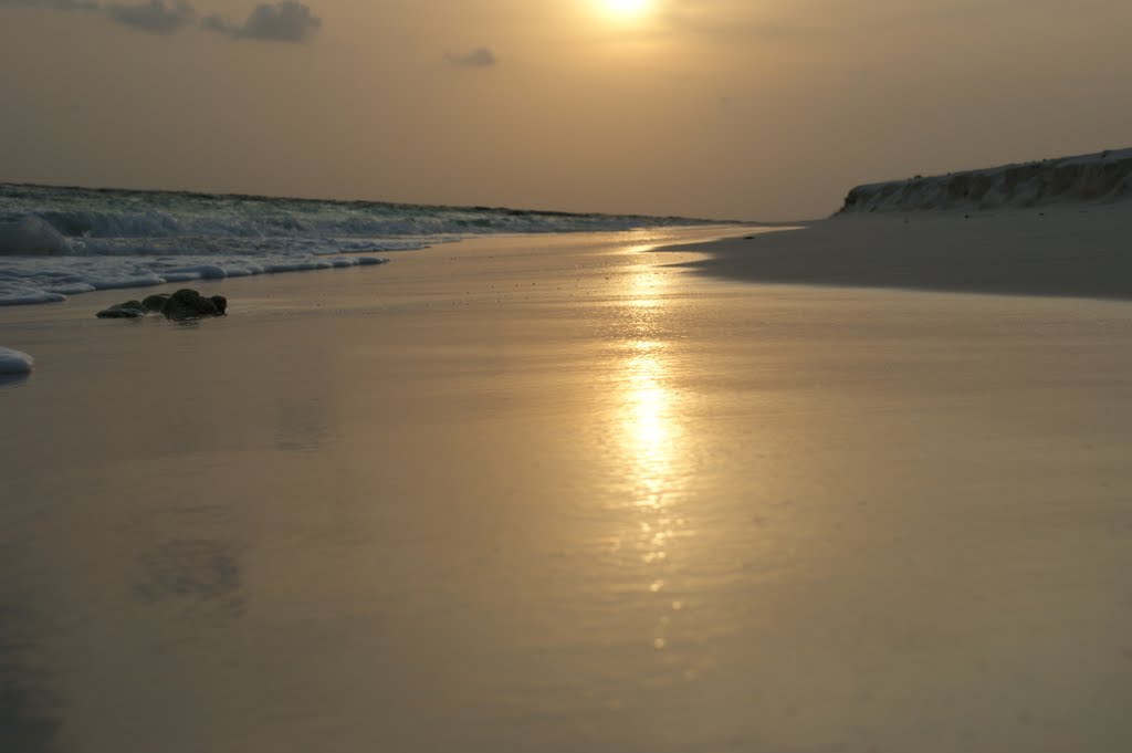 Waves and sand of Cinnamon Alidhoo by eagle Ed