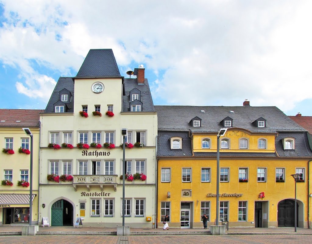 Frankenberg (Sachs.) - Rathaus (seit 1863) und Löwen-Apotheke (1670 erstmals erwähnt) by Rudolf Henkel