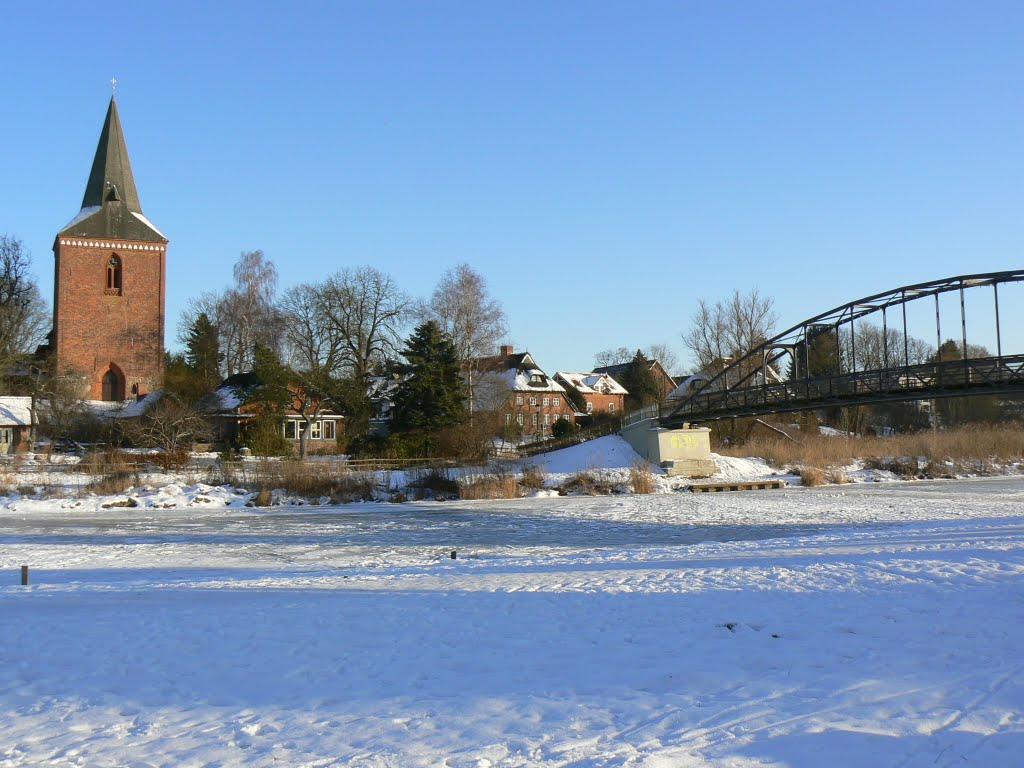 Kirche in Berkenthin mit Kirchsteigbrücke by buwi