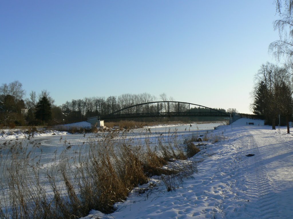 Kirchsteigbrücke über den gefrorenen Elbe-Lübeck-Kanal by buwi