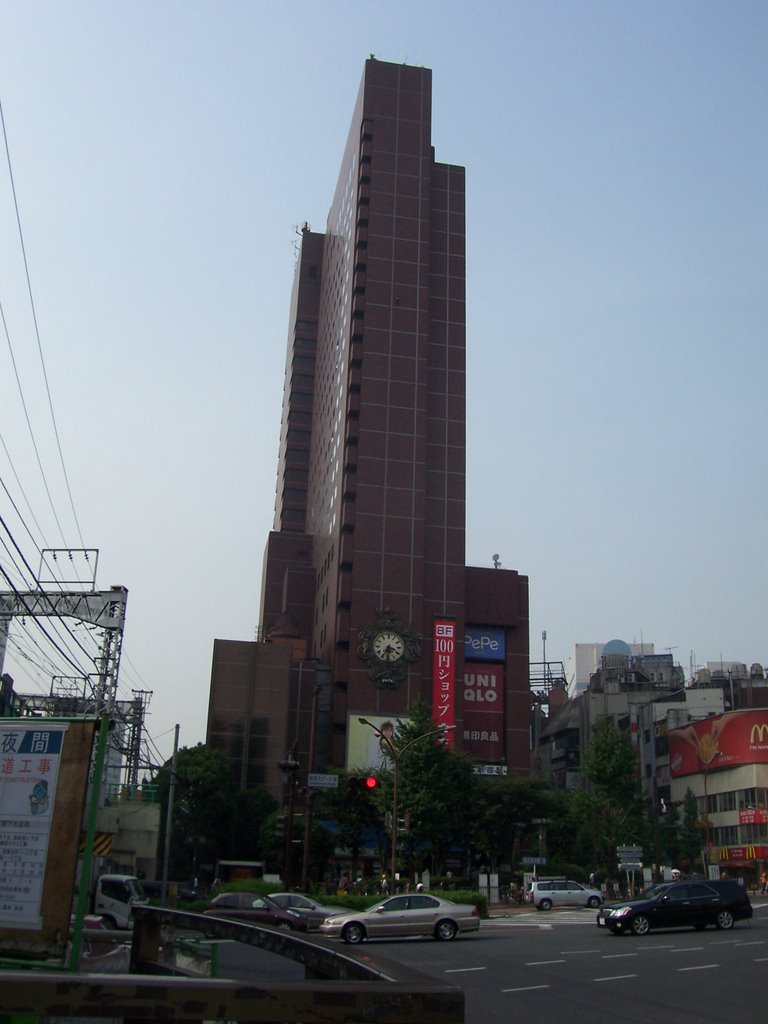 Tokyo Shinjuku Station by Macchan