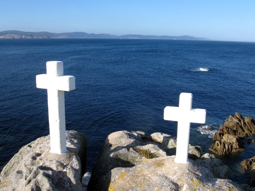 Cruces en costa da morte cerca de Roncudo, A Coruña by Mikel Gasca