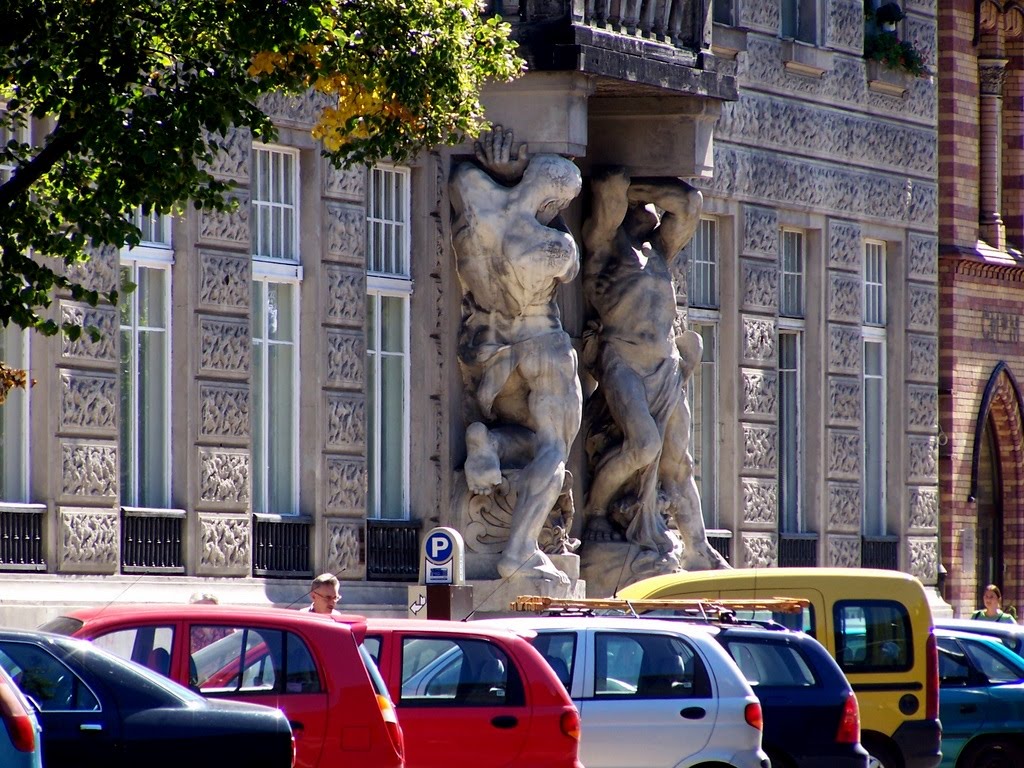 Warszawa. Aleje Ujazdowskie 24. Widoczne Rzeźby Gigantów podtrzymujące balkon . by Małgorzata SK