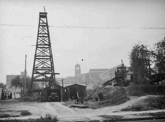 Old oil wells near Belmont High School by thecamick