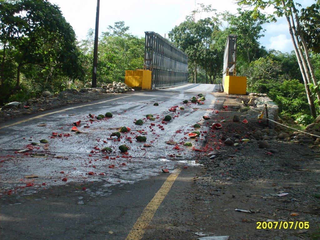 Esto sucedió sobre el nuevo puente en el Humadea by Yezid Rojas