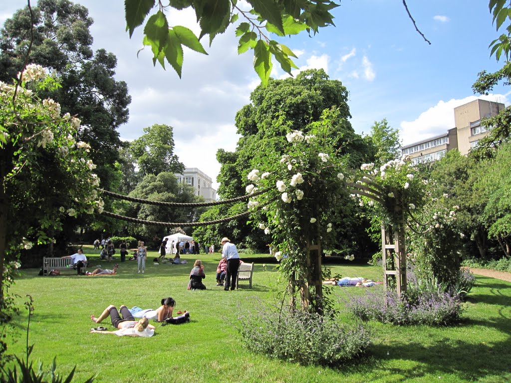 Un des jardins prives de Notting Hill by tombedanslepano