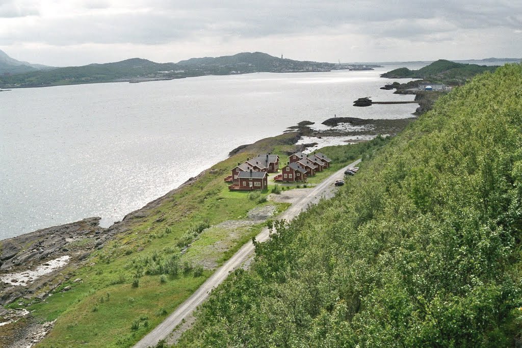 Kijkend over een fjord richting Sandnessjøen vanaf de Helgelandsbrug by Helbert Vogelzang