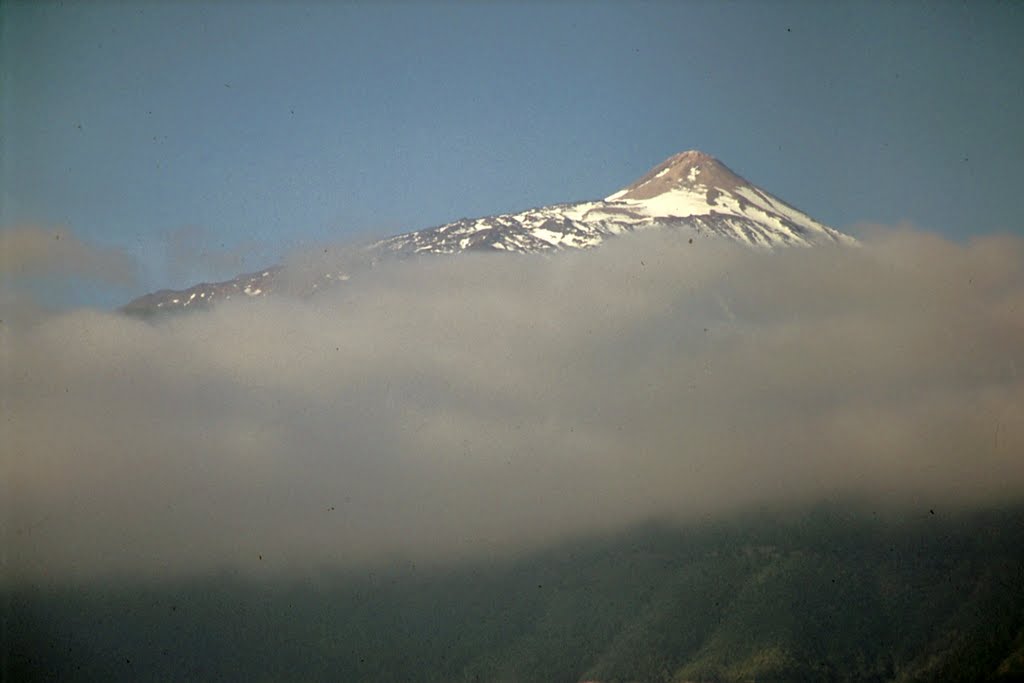 Der Teide über den Wolken by Hausmaus