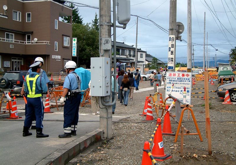 新最上橋建設に伴う道路拡張工事中の路上 by ♞