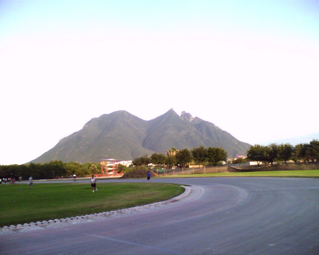 Cerro de la Silla desde Parque Fundidora by Eder Canizales