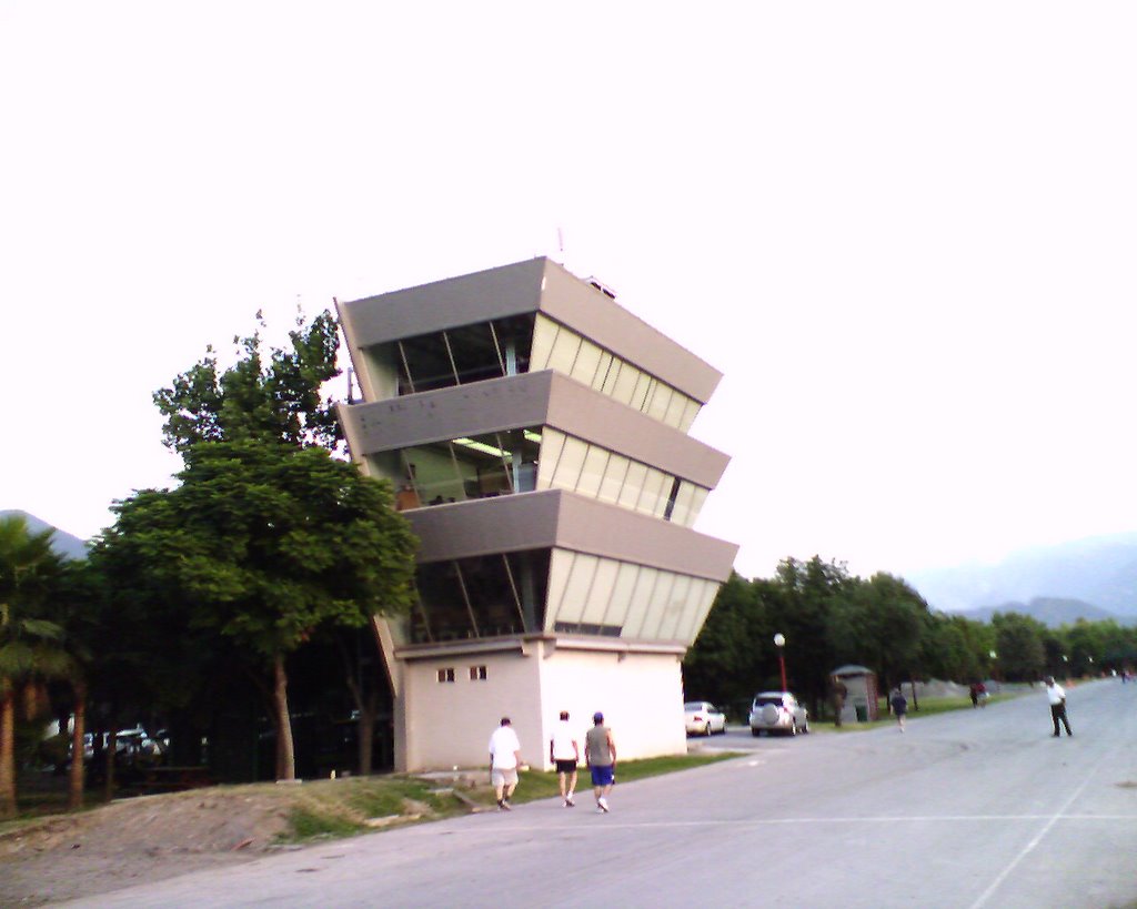 Torre de control de carrera en Parque Fundidora by Eder Canizales