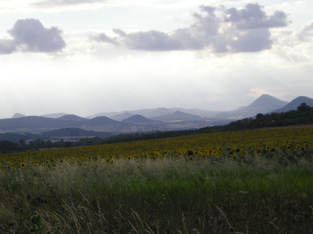 Near Rohatce - View NNW on České Středohoří by txllxt