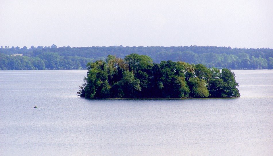 Insel im Plöner See by Harald Abraham