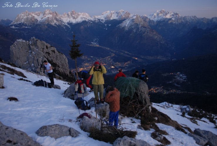 Preparativi per il "Pavaron" del 6 Gennaio (fuoco Epifania), sulla "Costa della Madonna" sopra Voltago by Duilio Da Campo