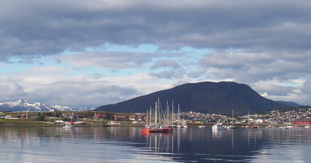 Veleros en Puerto de Ushuaia by mppmartha