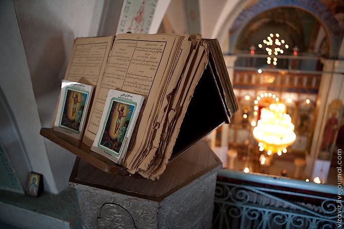 Inside St. George Greek Orthodox Church by vizAviz