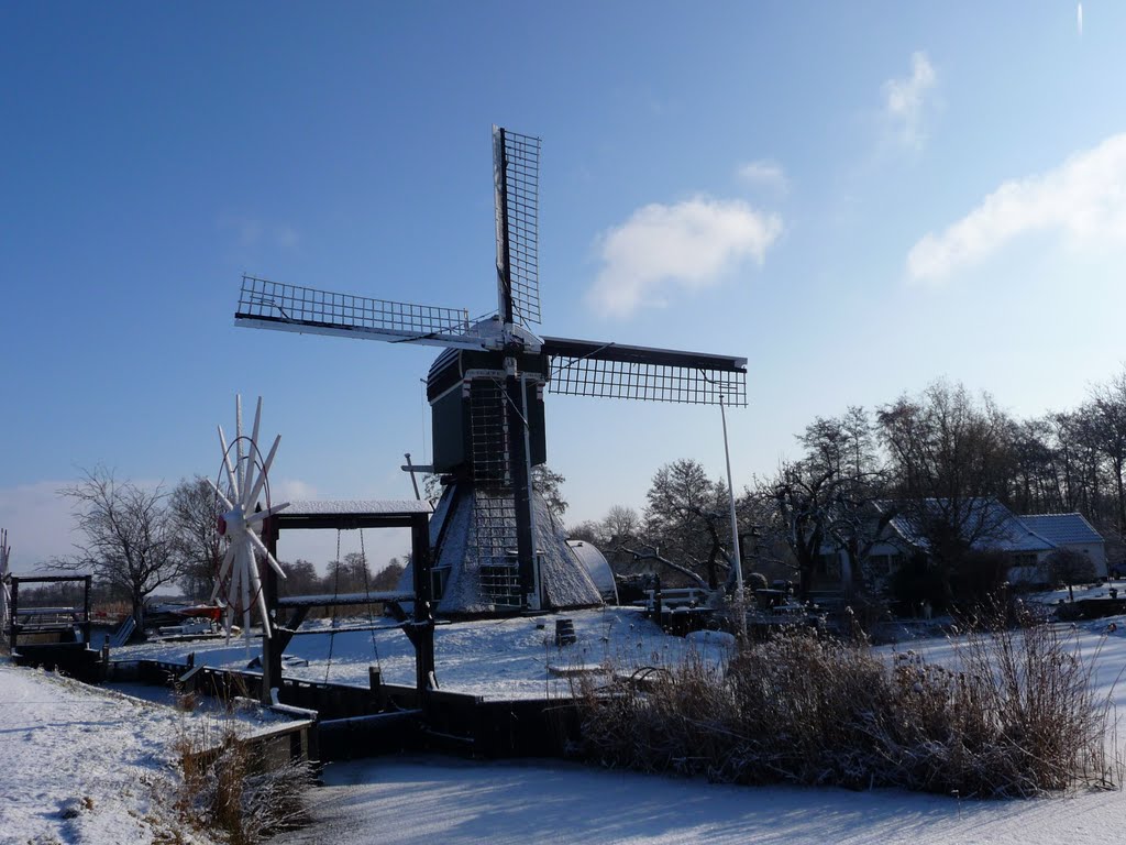 Molen van Tienhoven in de sneeuw by Phernambucq