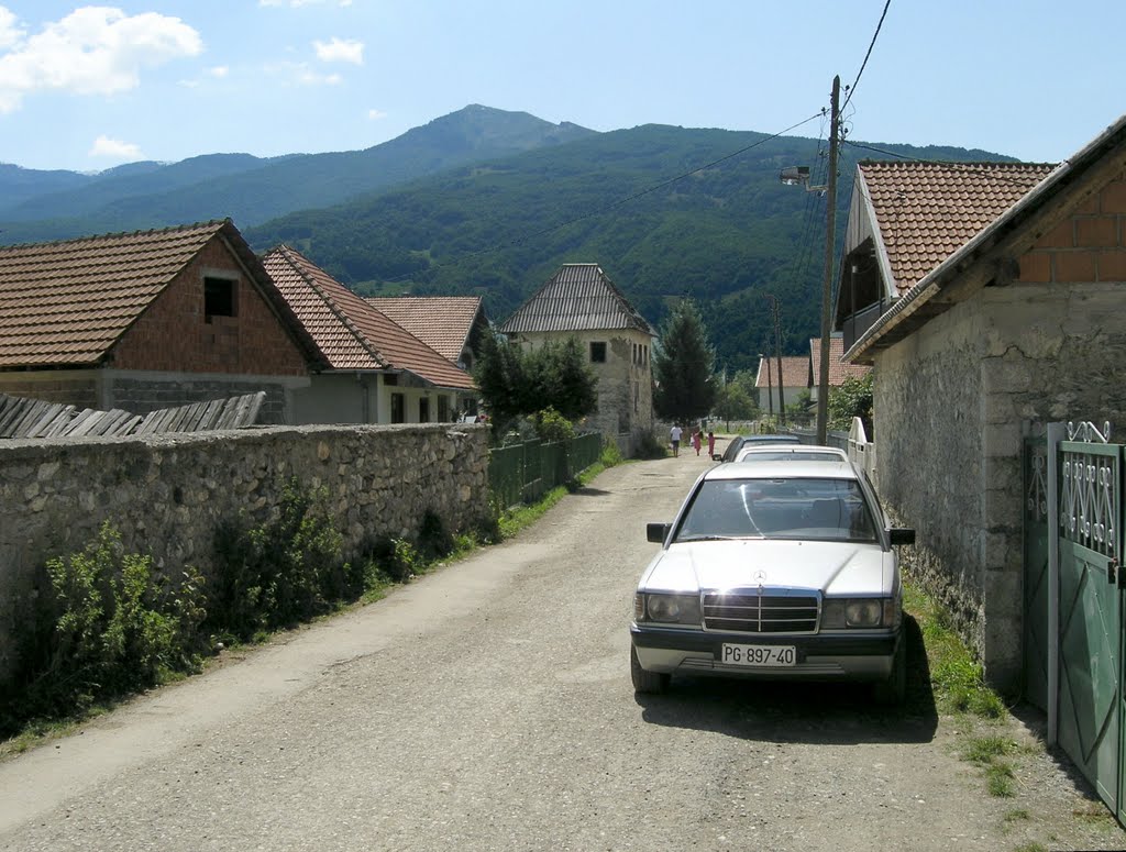 Back alley in Gusinje by Tomas K☼h☼ut