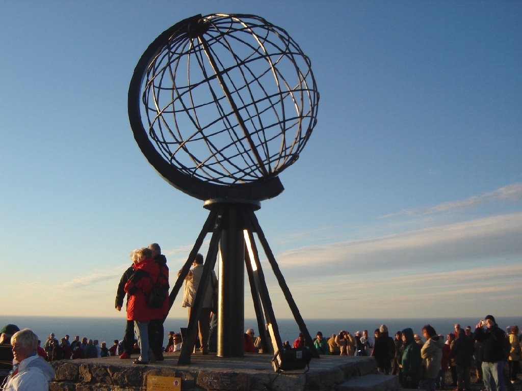 Globe op noordkaap. by Theo  Kuipers.