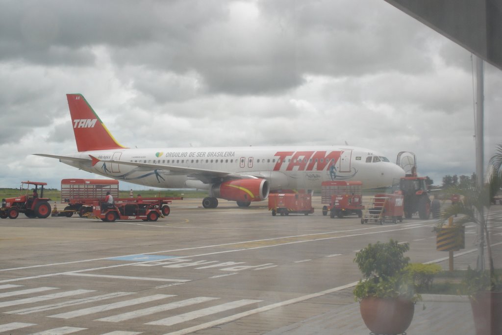 Jato da TAM que acabou de chegar no Aeroporto de Campo Grande e estrutura de apoio - Campo Grande - Mato Grosso do Sul - MS - Brazil by Paulo Yuji Takarada