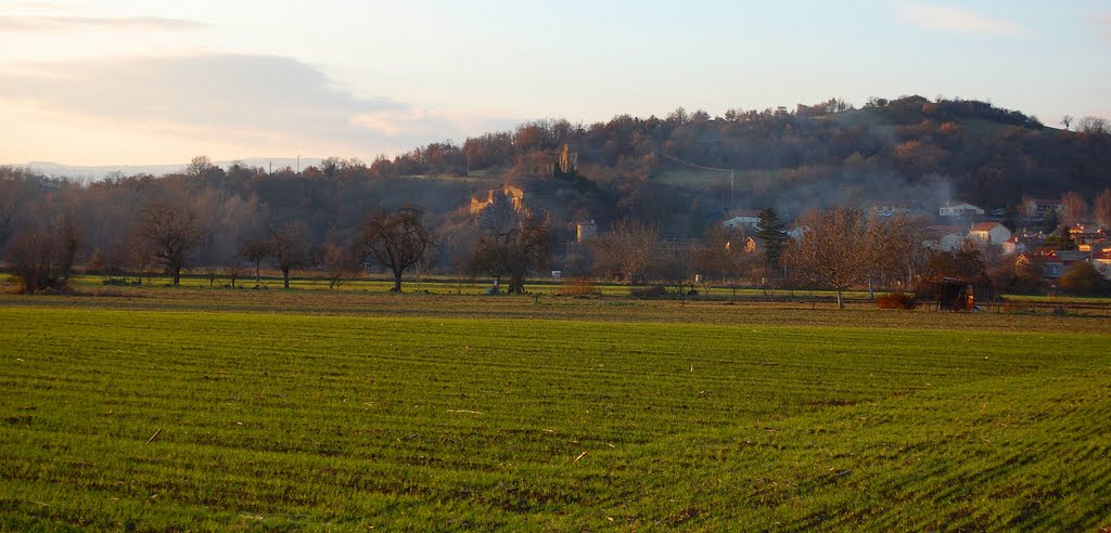 Village d'Auzat-sur-Allier avec les ruines du château Cocu by Les Argonautes