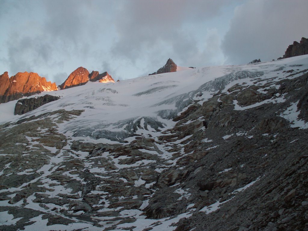 Grosses Fusshorn / Rothorn / Rechts hinten das Geisshorn 3740 müM. ist unser Ziel by Norbert Burgener