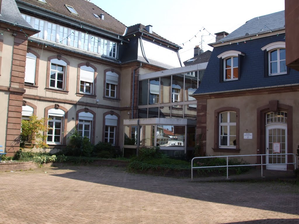 Sarrebourg : Bibliothèque by Nidoo