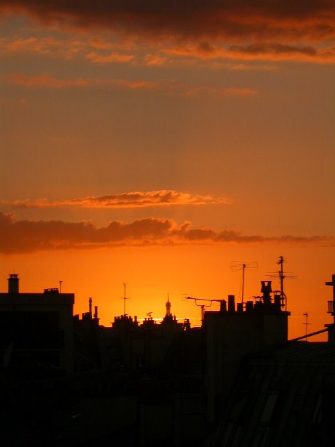 Coucher de soleil Paris by hazuos