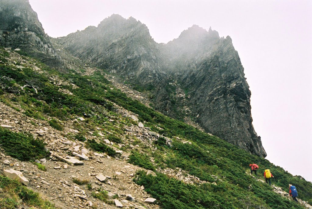 上攀北稜角(Climbing up Bei-Leng-Jiao Peak) by raydontw