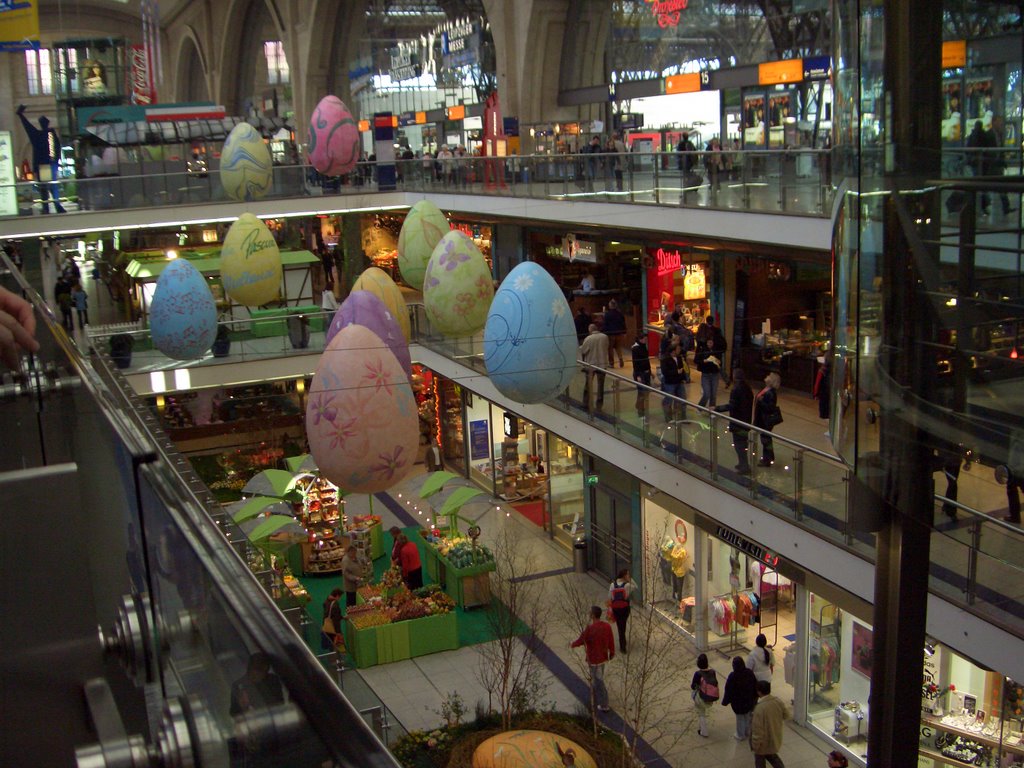 Promenade Hauptbahnhof Leipzig 2007 by Silvia Schwemmer