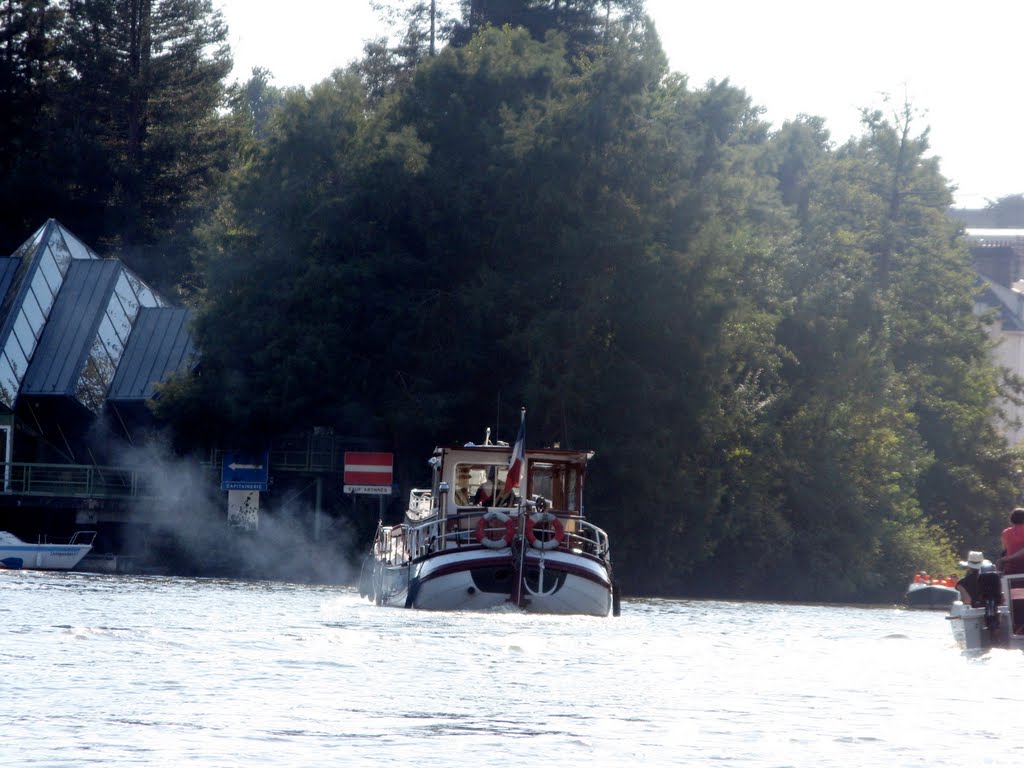 Péniche approchant l'ile de versailles by luc retiere