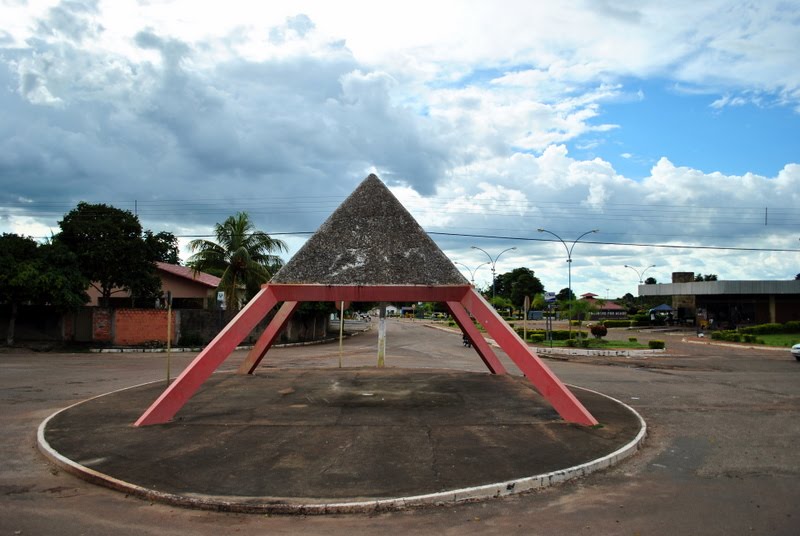 Monumento by Leandro Durães