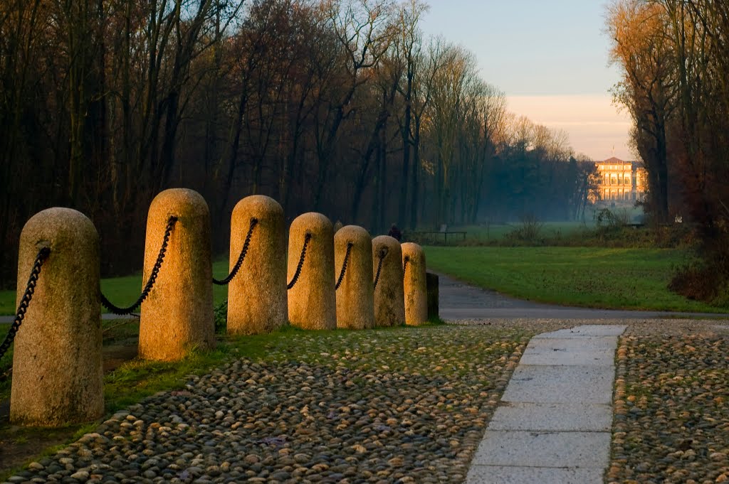 Il ponte delle catene e sullo sfondo la Villa Reale by LORANTO