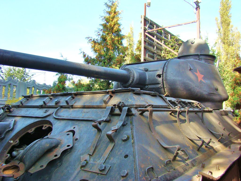 Muzeum w Otrębusach-rosyjski czołg z II wojny światowej.Museum-russian tank from II world war. by Witold Lewandowski