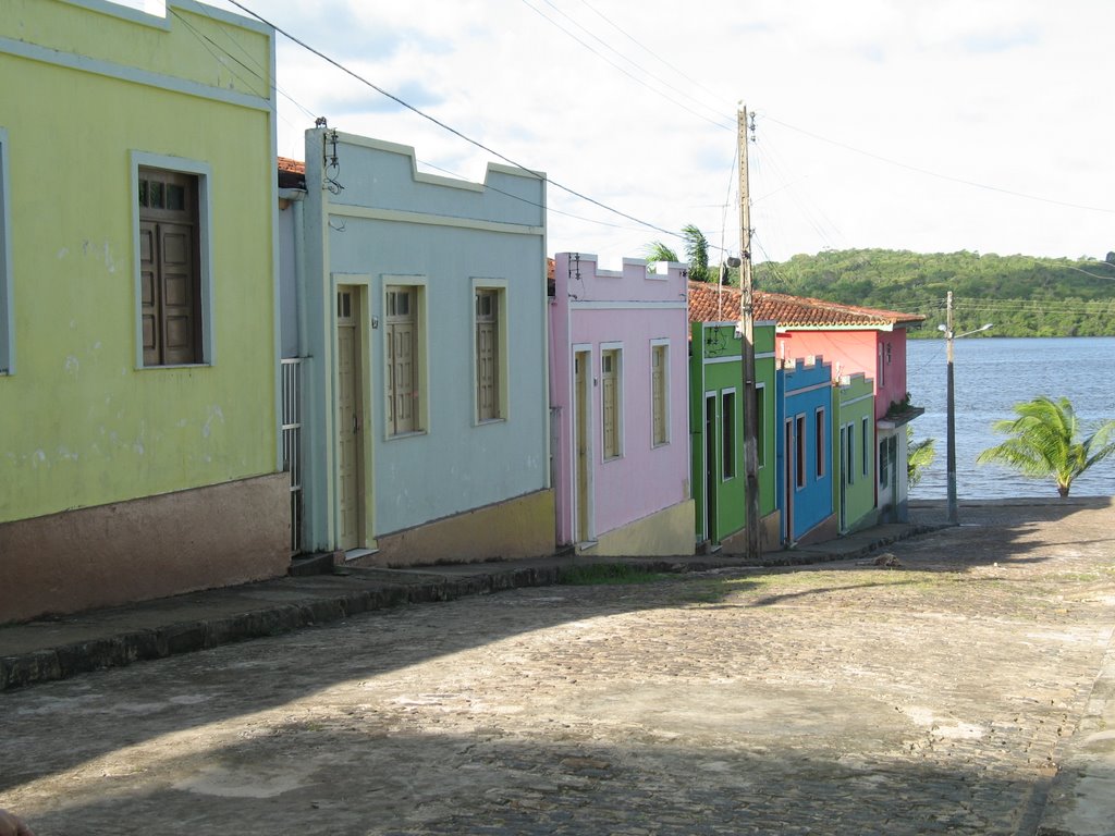 Cairu - Calle con casas coloridas by Pablo Ricaud