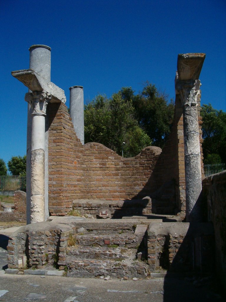 Scavi di Ostia Antica, Sinagoga: l'edicola by Vincenzo Surace