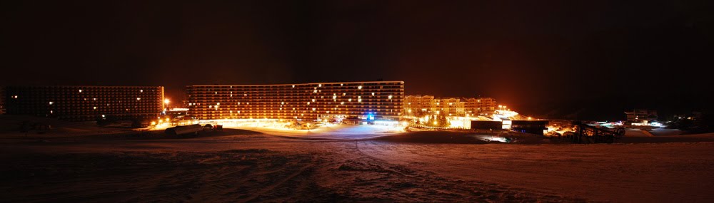 Superdevoluy, station de nuit by Stephan Sabatier