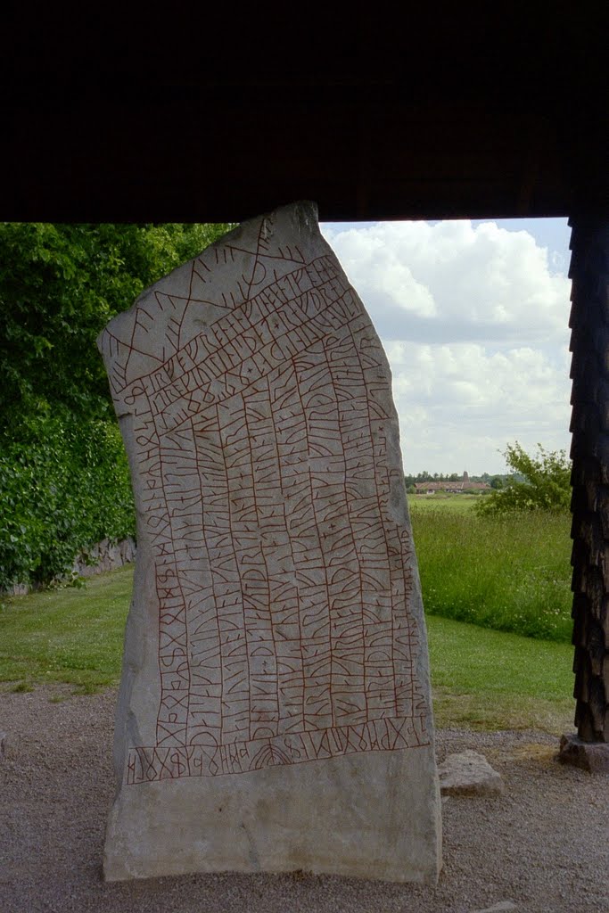 Sweden Sverige_Östergötland_Rök_Rökstenen_runsten runic stone ÖG 136_005_na.jpg by George Charleston