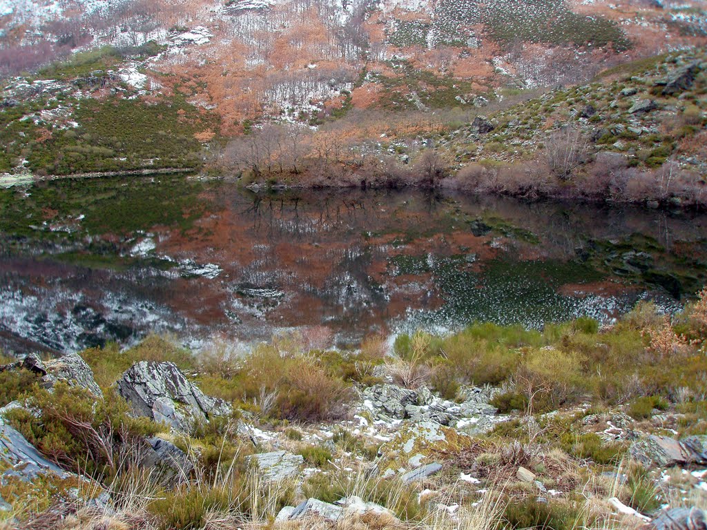 Reflexos no Lago da Baña. by Seara