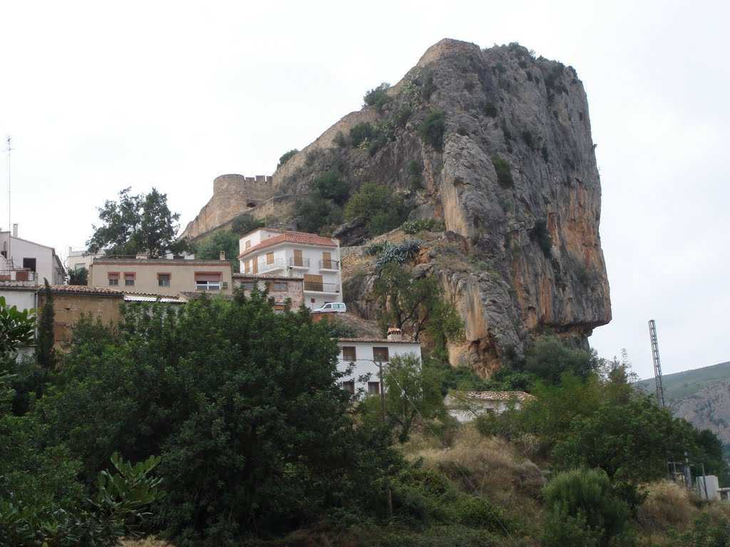 [ n_lorito ] Castillo sobre la peña, desde el sendero del Charco Azul, Chulilla by n_lorito