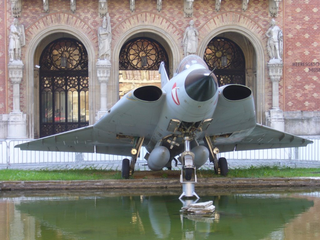 Avión en la entrada del Museo Militar by Pere Poch Coronado