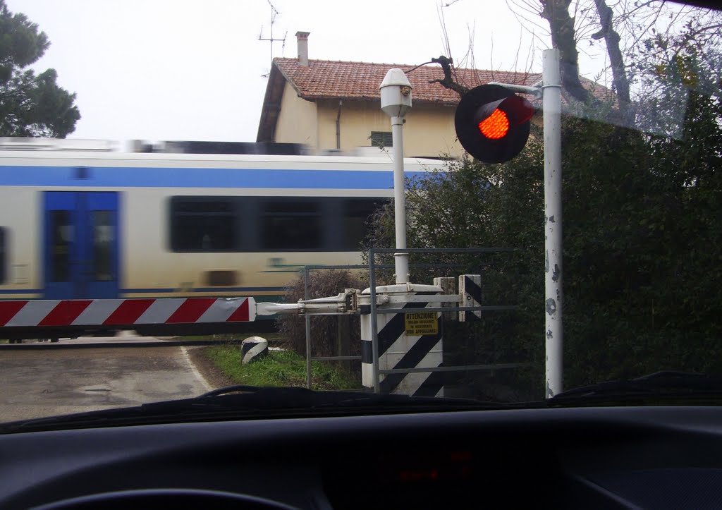 Faenza - Via Portisano - Passaggio a livello sulla ferrovia "Faenza - Firenze" (9/02/10) by esse est reminisci (SAVE PANORAMIO)