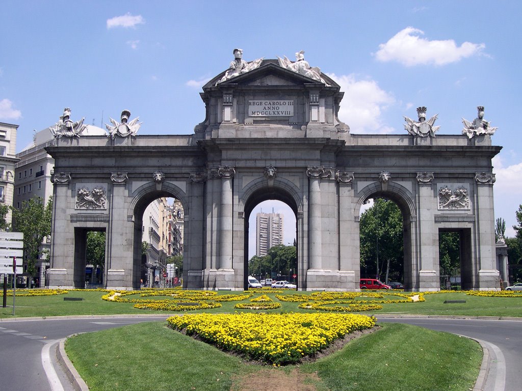 Puerta de Alcalá by joaoconstantino