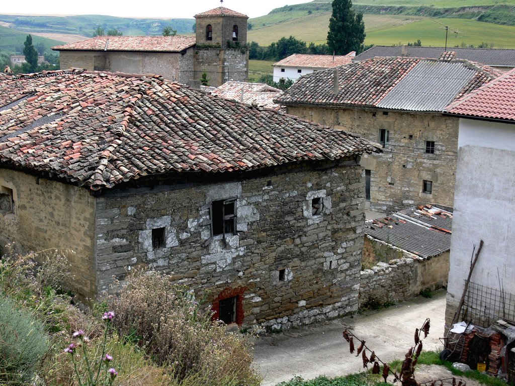 SAN MILLÁN DE YÉCORA (Valle del Río Tirón). La Rioja. 2007. 03. Al fondo, la iglesia de San Millán. by Carlos Sieiro del Nido