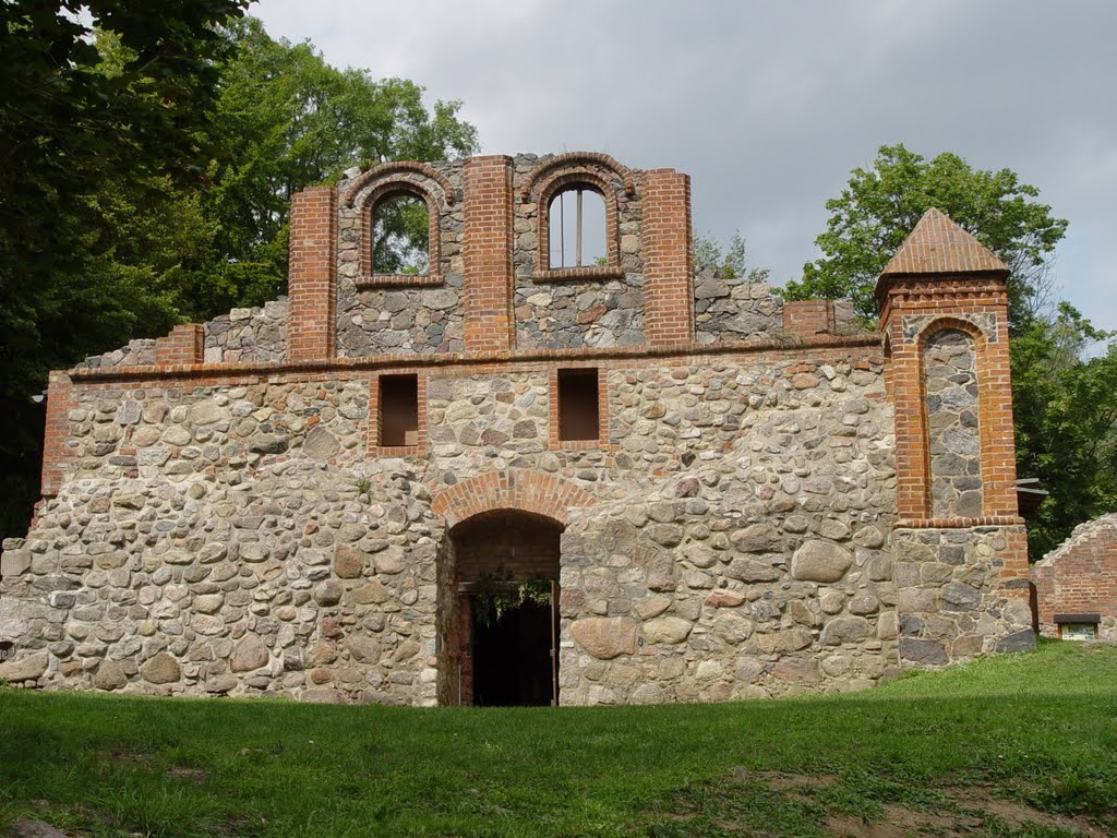 Wasserburg Gerswalde, Palasruine links vom Tor by Mecklenburg pro Panoramio