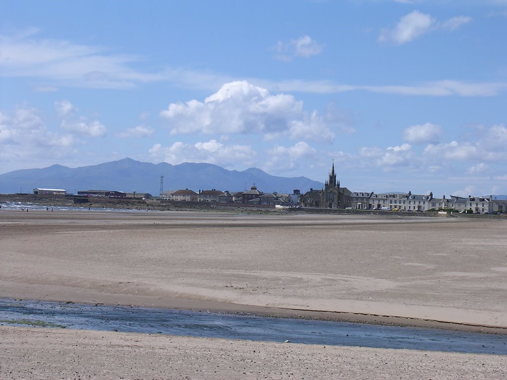 Ardrossan south beach with town & Arran in background - July 2007 by F Ferguson