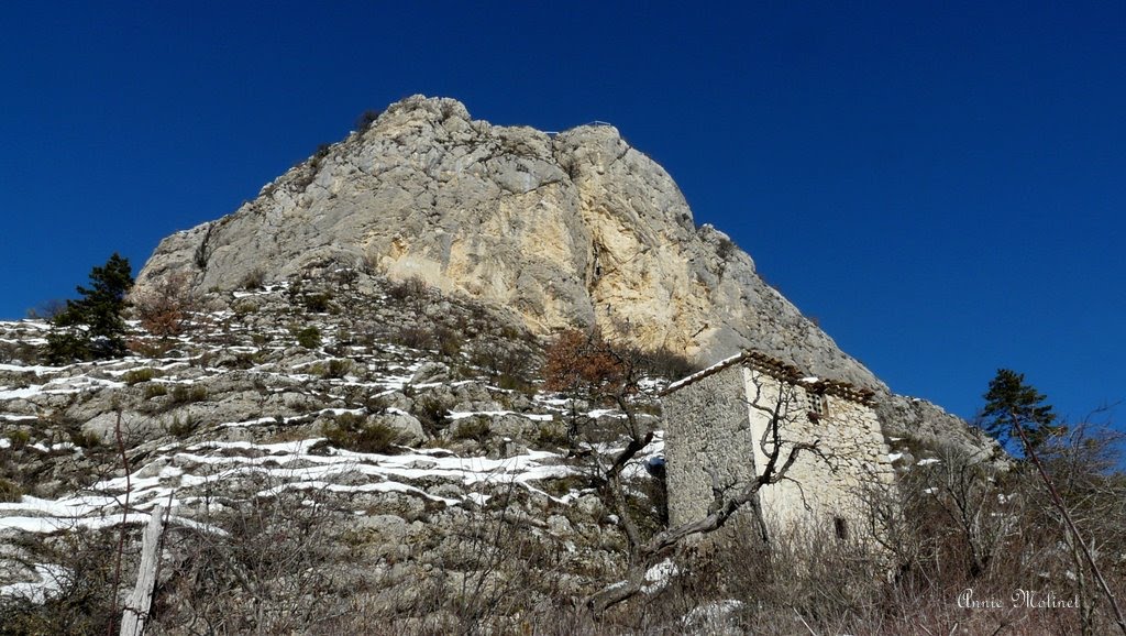 Le rocher de la Tour et son vieux pigeonnier by molinet annie