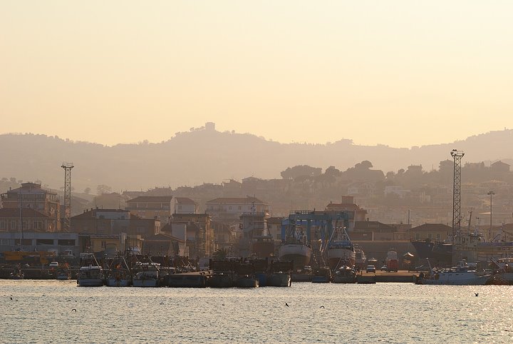 Porto nell'atmosfera del tramonto by A. Moro